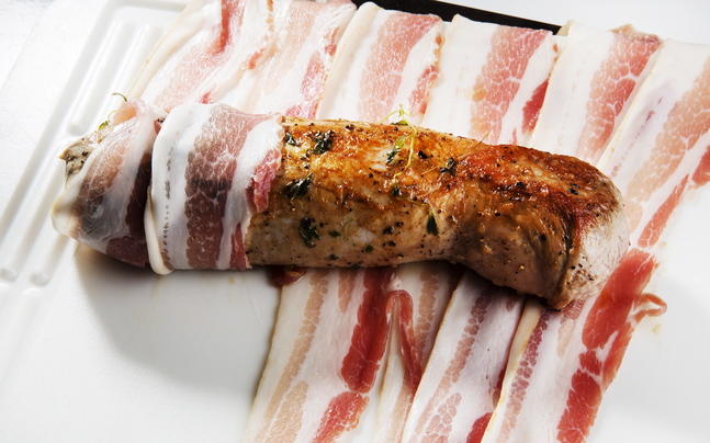 Svinefilet med bacon og spansk omelett